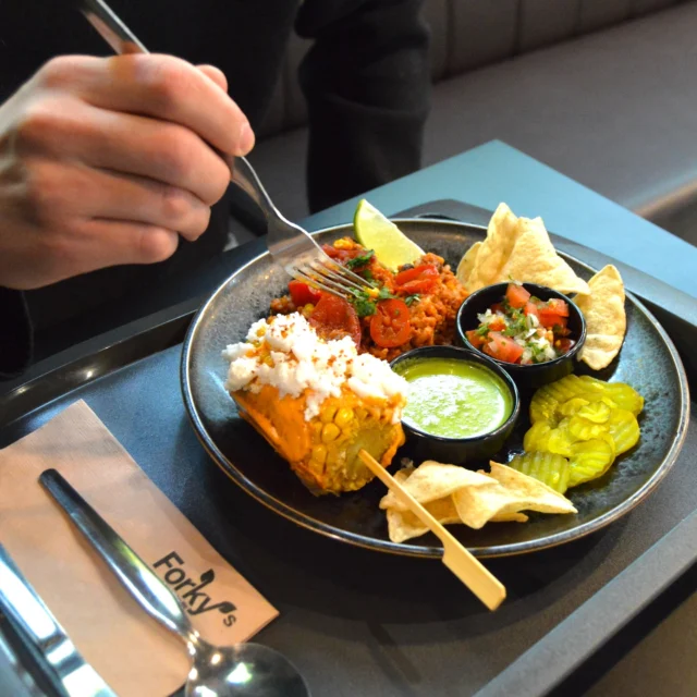 ¡Novinka v nabídce!
Mexický talíř & Elote (BL) 🌽🌶️🥑 – exploze chutí a barev na jednom talíři!
Burrito směs s hrachovým proteinem 🫘, jalapeños 🌶️ a koriandrem 🌿, pico de gallo 🍅🧅, mojo verde 🥬, grilovaná kukuřice s chipotle mayo 🌽🔥 a Violife cotija 🧀, limetka 🍋, pickles 🥒 a křupavé nachos 🫓.
Tak trochu fiesta pro vaše chuťové buňky! 🎉🇲🇽

#Forkys #Change #VeganMexiko #PlantBased #MexickyTalir #VeganBrno #Vegan #Elote #MojoVerde #PicoDeGallo #JimeZdrave #ZdravaStrava #RespectForLife #vivamexico