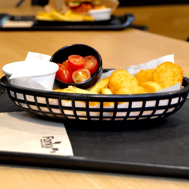 🌱🥔 Křupavé Chick’n Nuggets s hranolkami a omáčkou – ideální comfort food pro každého 💚🍟 Už jsi je zkusil/a?

#forkys #Forkysforlife #respectforlife #rostlinne #veganjidlo #vegannuggets #chutneazdrave #PlantBased #veganskekure #křupavénuggety #milujujidlo #veganskerecepty #simplemeals #vegangoodies #forkysbrno #change #happynuggets #vegannuggets