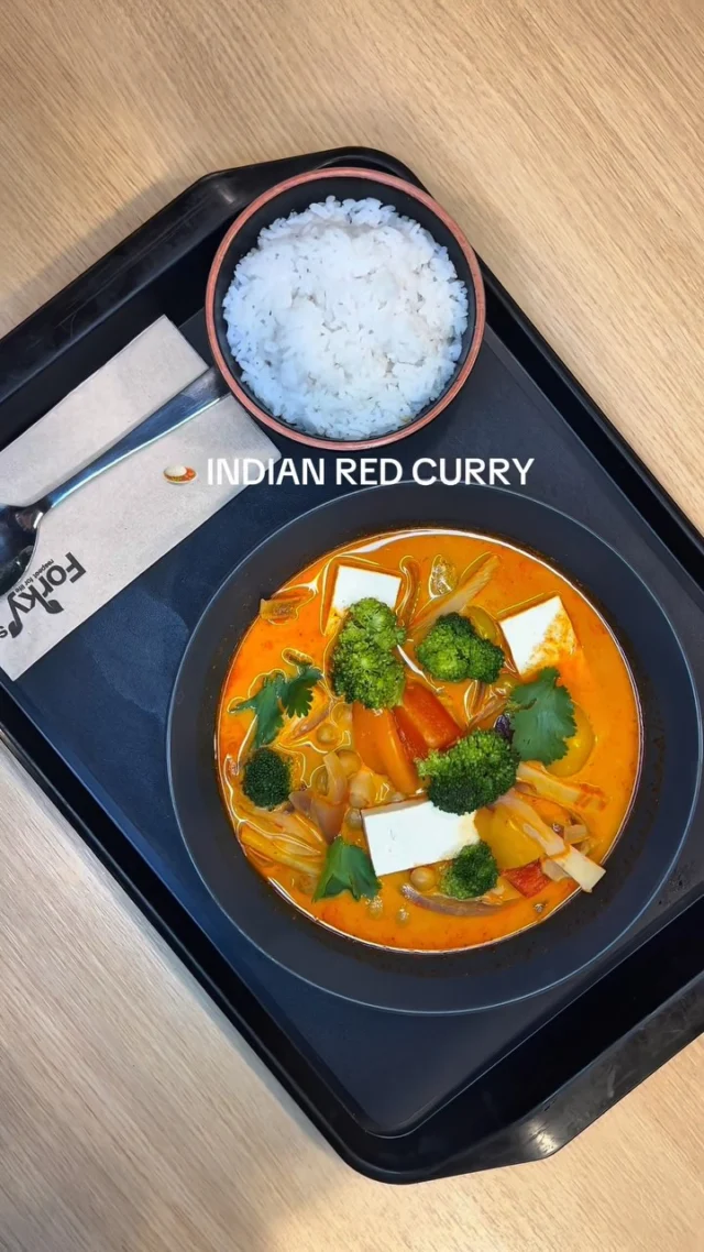 Curry, který tě teleportuje do Indie 🇮🇳 🔥 🍛 
Bambus, koriandr, tofu a jasmínová rýže, cizrna = sen na talíři! 💭 

#eatdifferent #forkysfood #respectforlife #forkysczech #forkyscesko #change #therealhappymeal #veggiefood #vegancurry #forkysmoment #indianfood #indianvibes #veganfoodporn