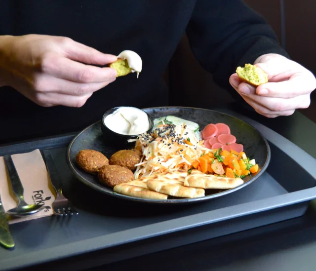 Falafelový sen na talíři! ✨
Náš vlastní Forkys falafel s bylinkami, nakládané ředkvičky, jogurtovo-tahini omáčka a křupavý salátek se sezamem… tohle prostě chceš! Dej si ho s pitou 🫓, hranolkami 🍟 nebo grenaille 🥔 – výběr je na tobě!

Čerstvé. Křupavé. Plné chutí.

#eatdifferent #forkysfood #therealhappymeal #respectforlife #forkyscesko #veggiefood #change #veganfood #forkysforlife #forkyscesko #falafelrecipes #falafelbrno