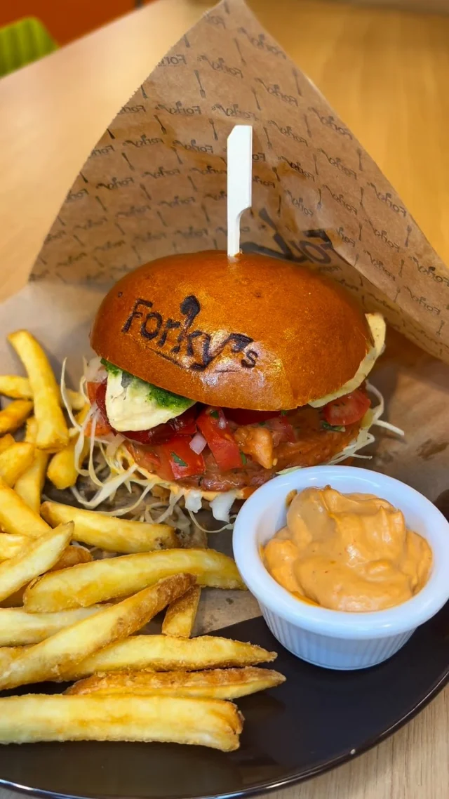 🤪 Zastav se na— Mexico Burger 🍔!
Šťavnatá Forky’s pati, tajemné chipotle mayo, svěží pico de gallo, mojo verde, pikantní jalapeños a křupavé nachos.
¡Viva México! 🇲🇽🔥

#eatdifferent #forkysfood #respectforlife #forkysczech #forkyscesko #therealhappymeal #veggiefood #change
#veganmexican #mexicanfood #mexickejidlo #plantbasedmexican