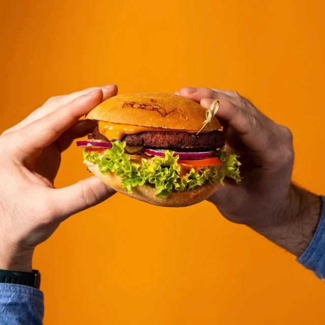 Když tě nechce tvůj crush… ale tenhle burger přijede kdykoli zavoláš. @wolt.czech ví, co je láska. 💔➡️🍔❤️‍🔥

#forkys #therealhappymeal #respectforlife #forkysfood #forkysczech #eatdifferent #woltcz #change #burger #cheezburger