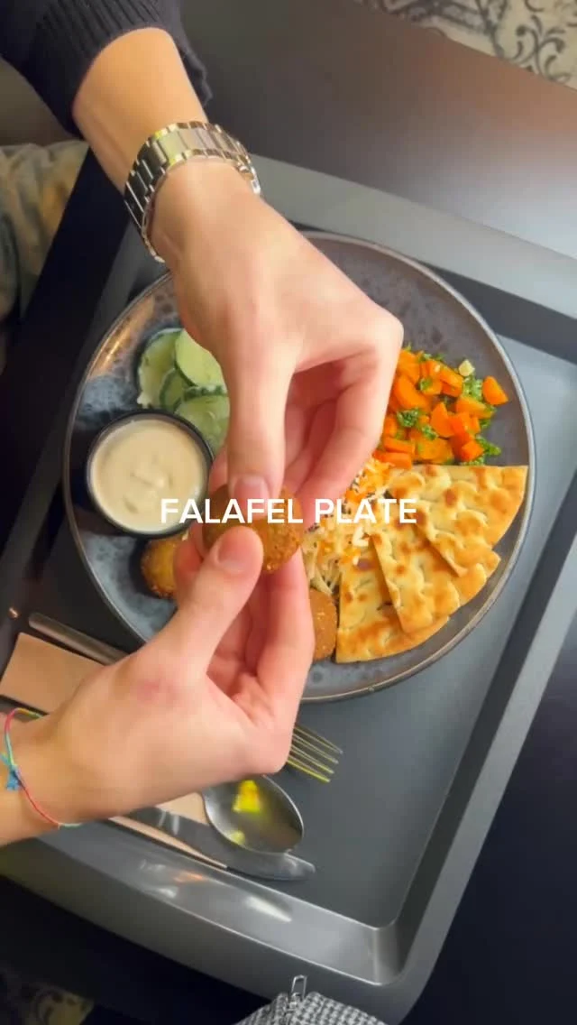 Falafel jako žádný jiný! 🥙 🥒 🥕❤️‍🔥
Naše domácí směs plná čerstvých bylinek, lehce vařená mrkev s olivovým olejem, nakládané ředkvičky, okurky v jogurtovém koprovém zázraku, tahini-jogurt-mayo omáčka a křupavý salátek s černým sezamem…
Ať už s pitou, hranolkami nebo grenaille – tohle je láska na první sousto! 🫶

#eatdifferent #forkysfood #therealhappymeal #respectforlife #forkysczech #forkyscesko #change #veggielove #falafelvibes #foodreel #bylinky #plantpower