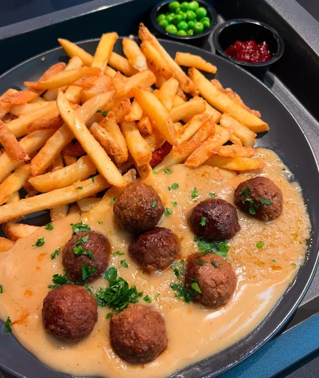 Švédské kuličky, s rostlinným twistem? 🇸🇪✨🌱
Vitamín B12 included, takže tě nejen zasytí, ale i posílí! 💪⚡️
Hrášek, brusinky, creamy omáčka a zlatavé hranolky nebo grenaille = comfort food, co potěší tělo i mysl. 💚🫛🍇🍟🥔✨

#forkysfood #eatdifferent #therealhappymeal #forkysstreet #vitaminboost #respectforlife #swedishvibes #plantpowered #swedishmoments #svedskekulicky #forkysbrno #restauracebrno #brnofood #veggiebrno #jidlobrno