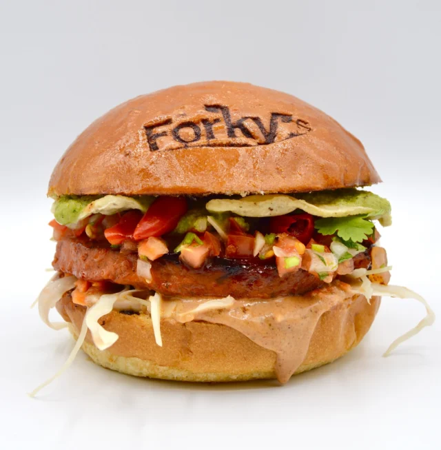 Už jsi stihl/a ochutnat náš MEXICO BURGER? 🌶️🍔
Tahle kombinace chipotle mayo, pico de gallo a křupavých nachos je prostě… fuego. 🔥🇲🇽

#eatdifferent #forkysfood #forkyscz #spicyvegan #nachoslove #therealhappymeal #mexicoburger #veggiefood #respectforlife #forkyscesko